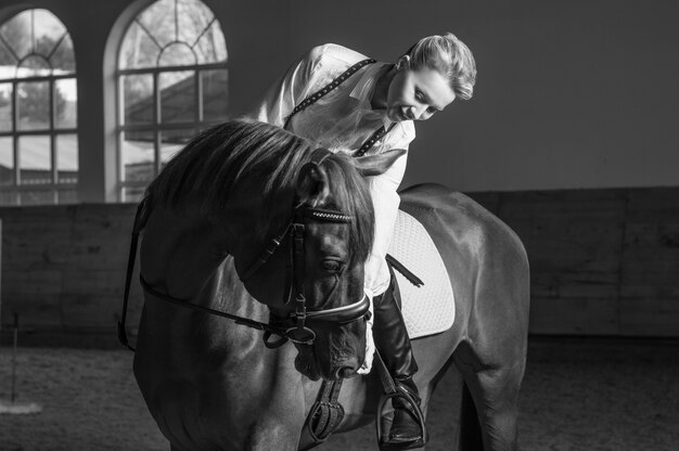 The Surprising Encounter of a Homeowner with an 'Erratic' Praying Man and His Horse